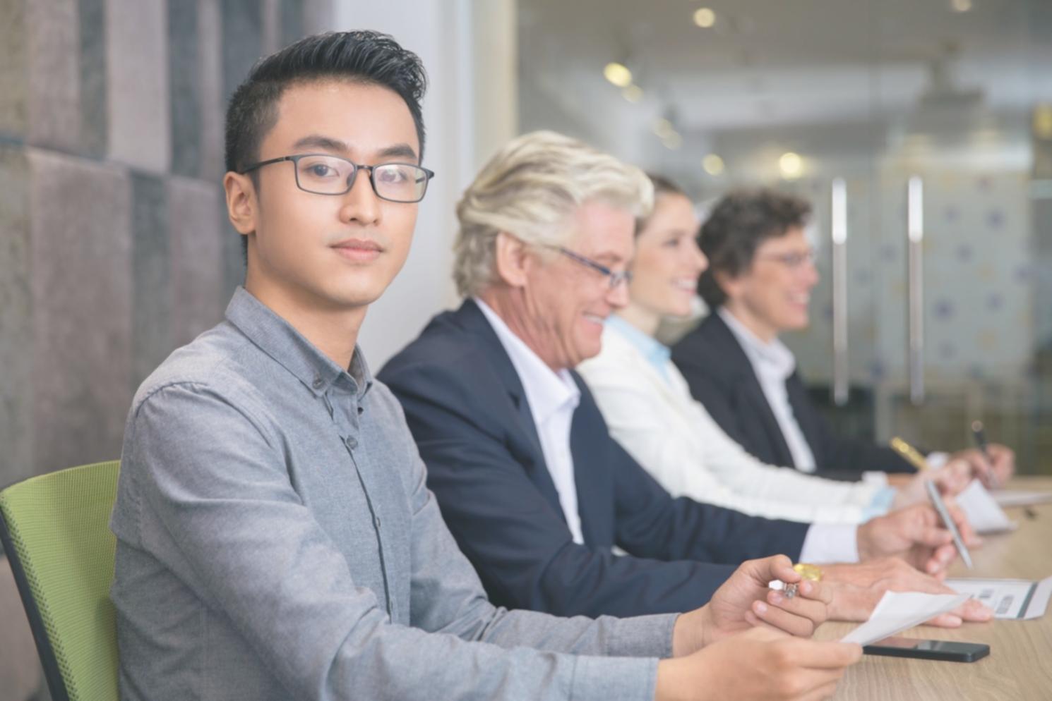 Finanzanalyst arbeitet mit Datenmodellen und Prognosen am Computer