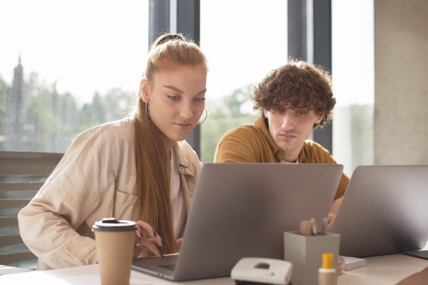 Geschäftsführer bespricht Finanzprognosen in einem Meeting