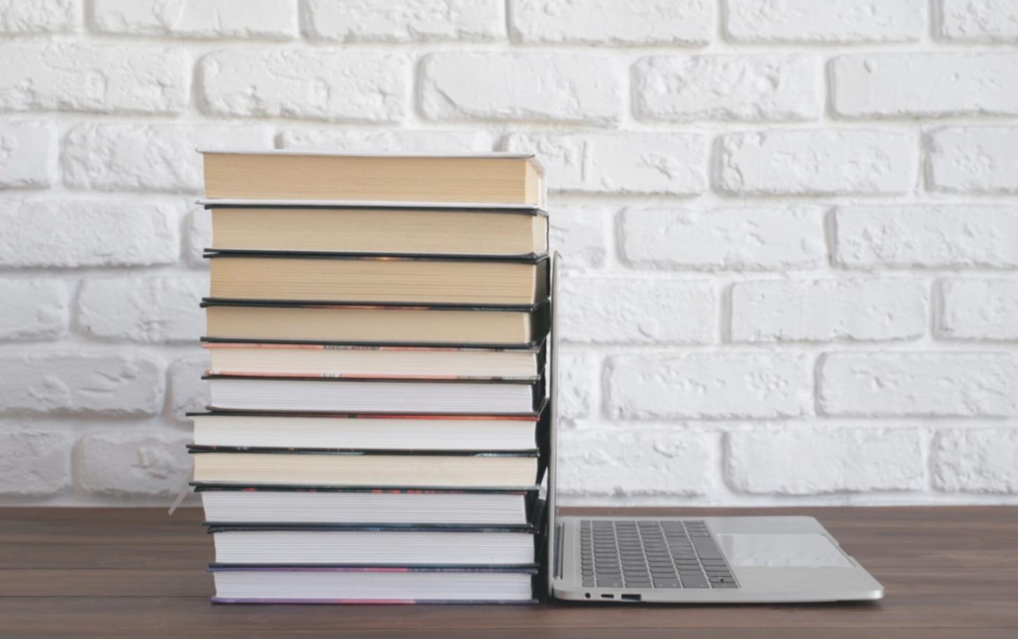 Strukturierter Arbeitsplatz für effektives Fernlernen mit organisiertem Schreibtisch