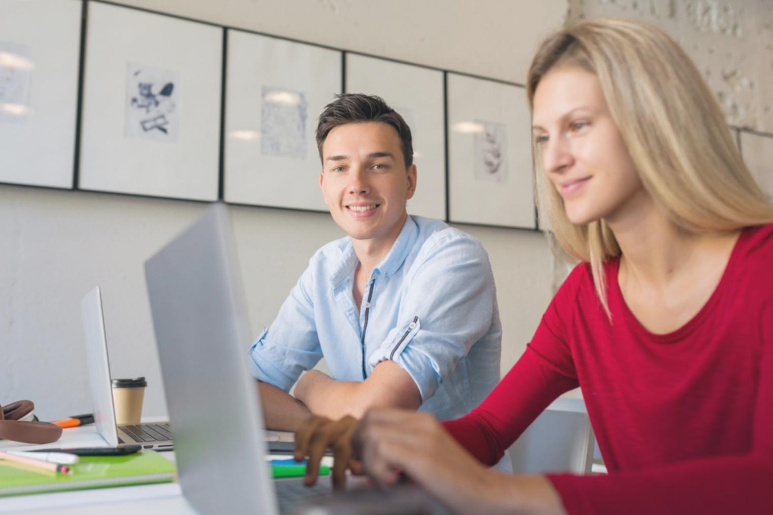 Detaillierte Finanzberichte und Grafiken auf einem Schreibtisch